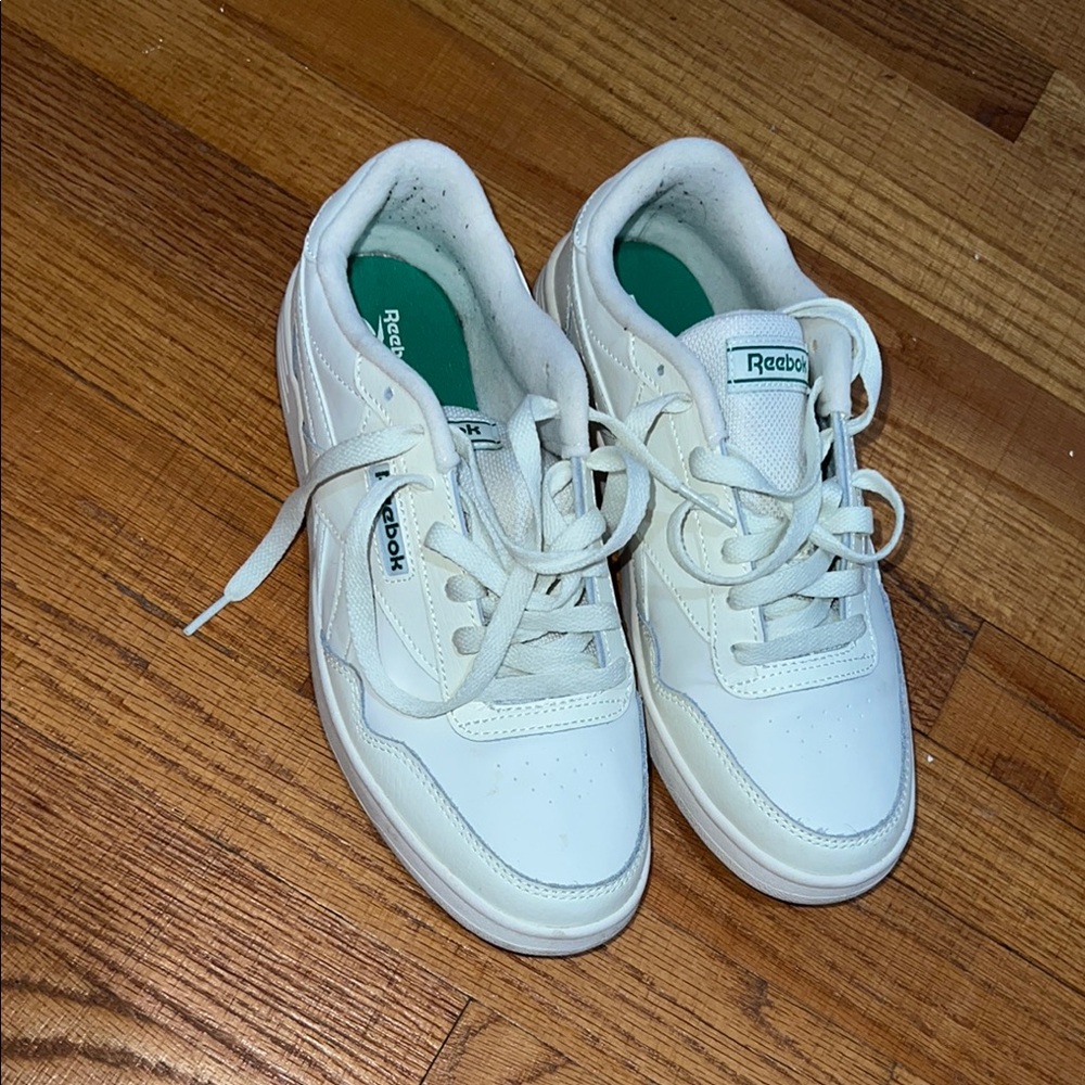 Reebok White Sneakers Classic Low-Top Design